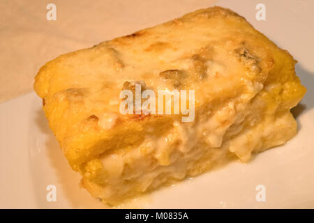 Italie Piémont ( Mitonà la polenta de farine de maïs avec fromage Gorgonzola ) Banque D'Images