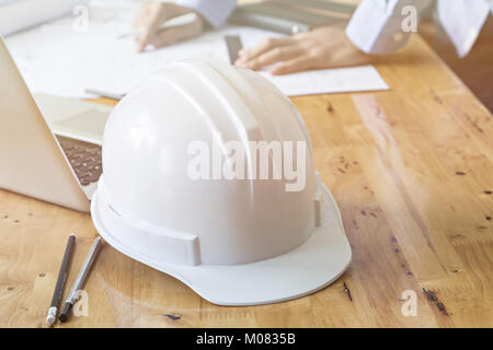 Dessin de l'architecte sur le plan architectural avec soft focus Banque D'Images