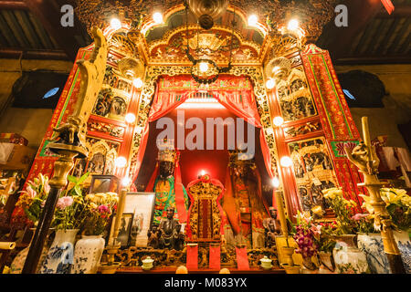 La Chine, Hong Kong, Central, Hollywood Road, Temple Man Mo, statues de dieux taoïstes Banque D'Images