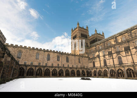 Vue d'hiver du cloître La cathédrale de Durham, England, UK Banque D'Images