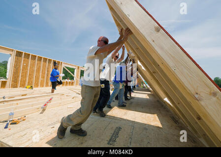 Les bénévoles et employés de la Société de développement de logement Milford finir d'élever un mur de l'autoconstruction mutuelle 50 000e du programme home à Bridgeville, de le Jun. 8, 2015. Des bénévoles de membres du Congrès, le département américain de l'Agriculture (USDA) Développement Rural (RD), et les prêteurs locaux se sont réunis pour aider le cadre de la famille Tony Tilsen leur nouvelle maison. L'effort des bénévoles ont aidé à prendre deux semaines de congé le Tilsens délais de construction prévu et faisait partie de l'habitation Juin Mois de célébrations. Le Tilsens construisent leur maison avec l'aide d'autres collectivités locales Self-Help particulier Banque D'Images