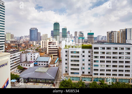 Kunming, Chine - 20 septembre 2017 : Vue aérienne du centre-ville de Kunming, la capitale et la plus grande ville de la province du Yunnan dans le sud-ouest de la Chine. Banque D'Images