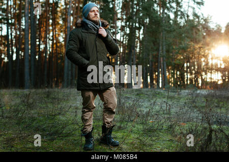 Portrait d'un homme barbu dans l'hipster bois forêt Banque D'Images