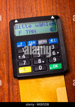 Générateur Tan avec carte de crédit sur un bureau et la demande "s'il vous plaît select' sur l'affichage Banque D'Images