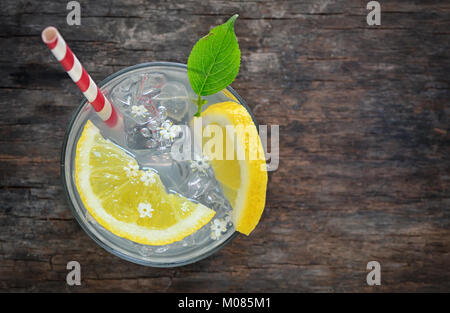 Le jus de sureau avec citron sur table en bois Banque D'Images