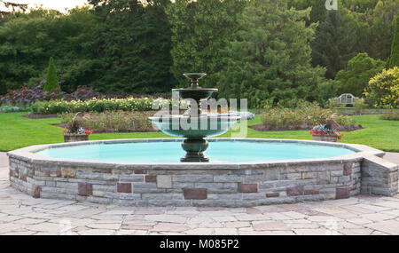 Fontaine d'eau dans la région de Niagara Parks Botanical Gardens à Niagara Falls, Ontario Canada. Banque D'Images