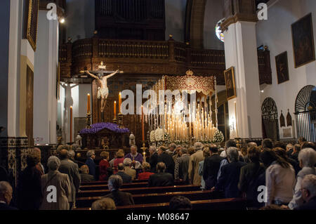 Les flotteurs de la confrérie de "El Cristo de Burgos à l'intérieur de son église avant de sortir en procession le Jeudi Saint. Banque D'Images