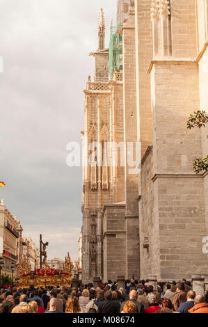 Le Christ de flottement de la confrérie de la Sed' entrant dans la Cathédrale de Séville durant sa pénitence station sur le mercredi saint. Banque D'Images