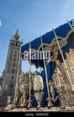 Flotteur de pallium de la confrérie de 'El Carmen Feroz' au cours de son chemin pénitentiel sur mercredi saint. Banque D'Images