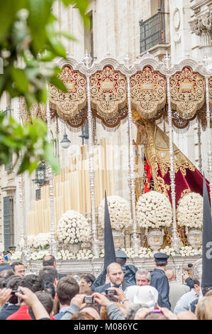 Flotteur de pallium de la confrérie de 'Los Estudiantes' laissant en procession de son église sur la sainte mardi. Banque D'Images