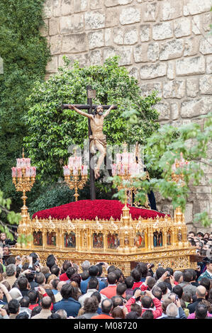 Le Christ de flottement de la confrérie de 'Santa Cruz' en procession le Jeudi Saint. Banque D'Images