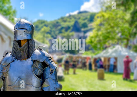 Armure de chevalier médiéval est accrochée sur un pieu. Prêt pour la vinaigrette. Banque D'Images