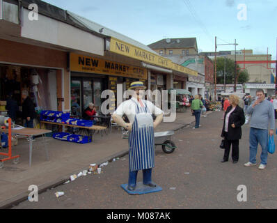 Butcher mannequin publicité prop barras market street stalls scène avec exposants et clients Banque D'Images