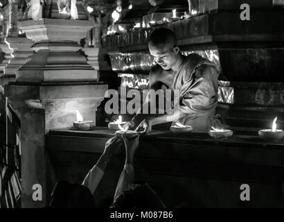 Les moines novices des prières à Yi Peng Festival, Chiang Mai, Thaïlande Banque D'Images