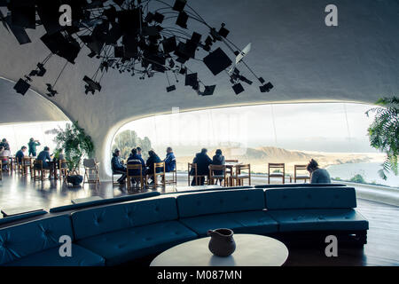 Lanzarote, Espagne - 20 décembre 2016 : vue de l'intérieur avec les touristes non identifiés d'El Mirador del Rio à Lanzarote. Situé à 400 mètres de haut, le Mirador Banque D'Images