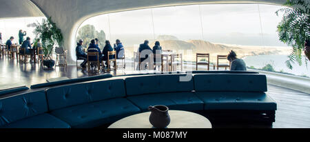Lanzarote, Espagne - 20 décembre 2016 : vue de l'intérieur avec les touristes non identifiés d'El Mirador del Rio à Lanzarote. Situé à 400 mètres de haut, le Mirador Banque D'Images
