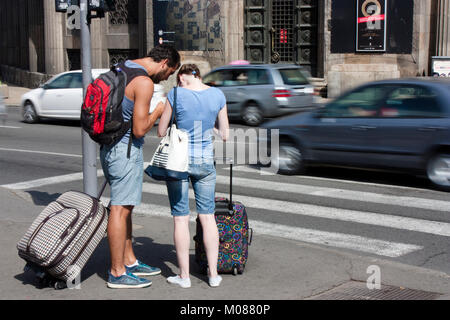 Belgrade, Serbie - Septembre 17, 2017 : les jeunes qui voyagent avec deux valises et sacs à dos roulant essayant d'orienter et de trouver leur voie et Banque D'Images