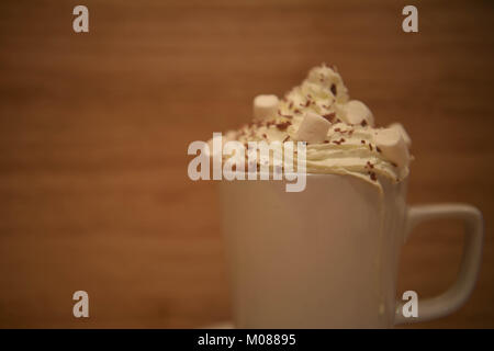 Nourriture et boisson photographie image d'un chocolat chaud frais maison boire dans une tasse ou mug blanc avec de la crème fouettée et les guimauves à bois rustique Banque D'Images