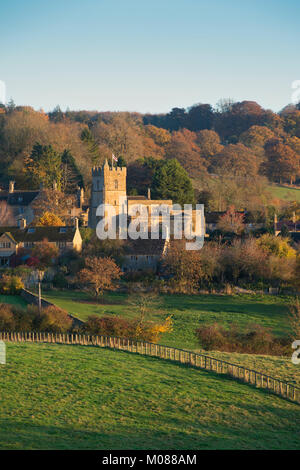 L'église Saint Laurent à l'automne l'aube de la lumière. Kingham hill, Cotswolds, Gloucestershire, Angleterre. Banque D'Images