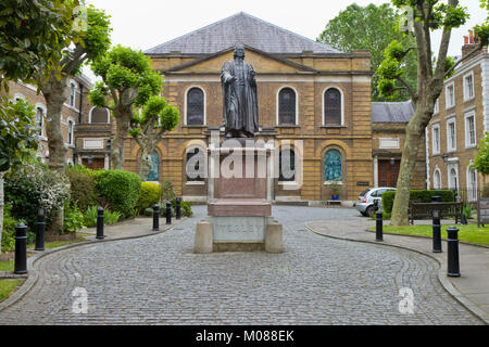 John Wesley's statue dans les motifs de Wesley's Chapel, dans City Road, Londres, UK Banque D'Images