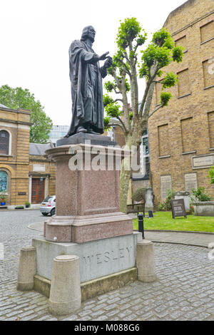 John Wesley's statue dans les motifs de Wesley's Chapel, dans City Road, Londres, UK Banque D'Images