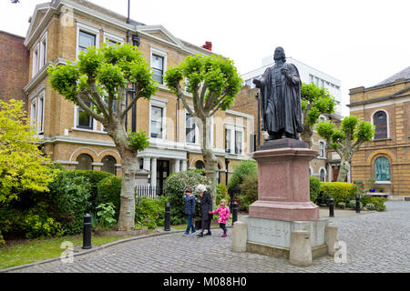 John Wesley's statue dans les motifs de Wesley's Chapel, dans City Road, Londres, UK Banque D'Images