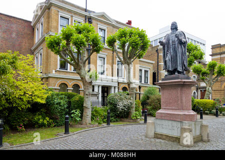 John Wesley's statue dans les motifs de Wesley's Chapel, dans City Road, Londres, UK Banque D'Images