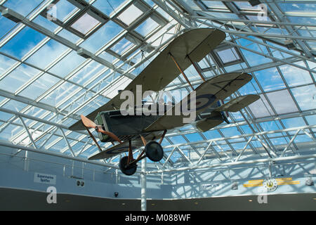 Réplique d'un scout experimental SE5A world war 1 chasseurs à l'atrium de l'Hydromel shopping centre à Farnborough, Hampshire, Royaume-Uni Banque D'Images