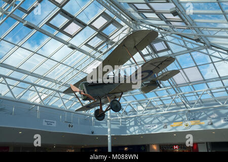 Réplique d'un scout experimental SE5A world war 1 chasseurs à l'atrium de l'Hydromel shopping centre à Farnborough, Hampshire, Royaume-Uni Banque D'Images