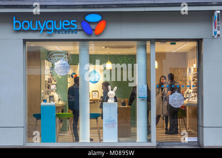 PARIS, FRANCE - 20 décembre 2017 : Bouygues Telecom logo sur leurs principaux boutique sur la Rue de Rivoli avenue. Bouygues Telecom est un téléphone portable français, Stagiaire Banque D'Images