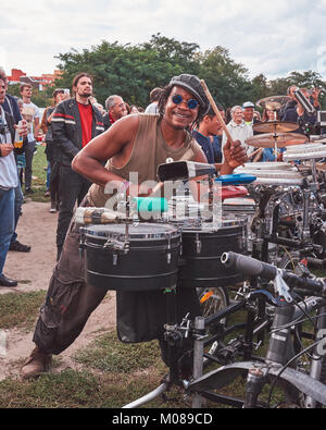 Berlin, Allemagne, 10 Septembre 2017 / percussionniste joue au Mauerpark. Banque D'Images