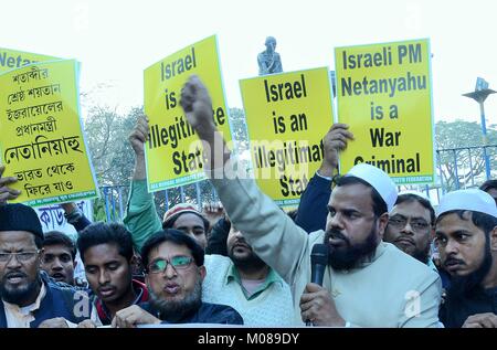 Kolkata, Inde. 18 janvier, 2018. 18-1-2018 Inde Kolkata tous les jeunes des minorités(Fedaration Organitation jeunes musulmans) à travers l'encre noire pour Israël le Premier Ministre Benjamin anyahu Net et U S'affiche pendant l'Trump Président protester contre Netanyahu visite officielle en Inde. Credit : Sandip Saha/Pacific Press/Alamy Live News Banque D'Images