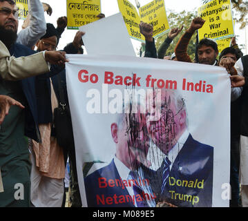 Kolkata, Inde. 18 janvier, 2018. 18-1-2018 Inde Kolkata tous les jeunes des minorités(Fedaration Organitation jeunes musulmans) à travers l'encre noire pour Israël le Premier Ministre Benjamin anyahu Net et U S'affiche pendant l'Trump Président protester contre Netanyahu visite officielle en Inde. Credit : Sandip Saha/Pacific Press/Alamy Live News Banque D'Images