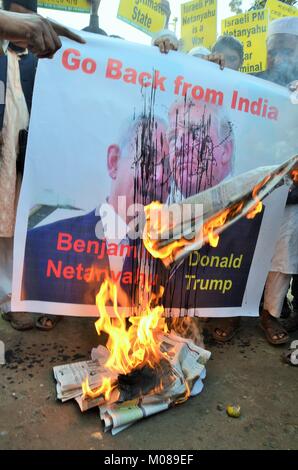 Kolkata, Inde. 18 janvier, 2018. 18-1-2018 Inde Kolkata tous les jeunes des minorités(Fedaration Organitation jeunes musulmans) à travers l'encre noire et brûler à Israël le Premier Ministre Benjamin anyahu Net et U S'affiche pendant l'Trump Président protester contre Netanyahu visite officielle en Inde. Credit : Sandip Saha/Pacific Press/Alamy Live News Banque D'Images