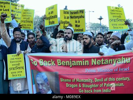 Kolkata, Inde. 18 janvier, 2018. 18-1-2018 Inde Kolkata tous les jeunes des minorités(Fedaration Organitation jeunes musulmans) à travers l'encre noire pour Israël le Premier Ministre Benjamin anyahu Net et U S'affiche pendant l'Trump Président protester contre Netanyahu visite officielle en Inde. Credit : Sandip Saha/Pacific Press/Alamy Live News Banque D'Images