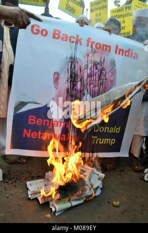 Kolkata, Inde. 18 janvier, 2018. 18-1-2018 Inde Kolkata tous les jeunes des minorités(Fedaration Organitation jeunes musulmans) à travers l'encre noire et brûler à Israël le Premier Ministre Benjamin anyahu Net et U S'affiche pendant l'Trump Président protester contre Netanyahu visite officielle en Inde. Credit : Sandip Saha/Pacific Press/Alamy Live News Banque D'Images