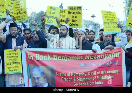 Kolkata, Inde. 18 janvier, 2018. 18-1-2018 Inde Kolkata tous les jeunes des minorités(Fedaration Organitation jeunes musulmans) à travers l'encre noire pour Israël le Premier Ministre Benjamin anyahu Net et U S'affiche pendant l'Trump Président protester contre Netanyahu visite officielle en Inde. Credit : Sandip Saha/Pacific Press/Alamy Live News Banque D'Images