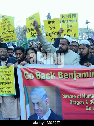 Kolkata, Inde. 18 janvier, 2018. 18-1-2018 Inde Kolkata tous les jeunes des minorités(Fedaration Organitation jeunes musulmans) à travers l'encre noire pour Israël le Premier Ministre Benjamin anyahu Net et U S'affiche pendant l'Trump Président protester contre Netanyahu visite officielle en Inde. Credit : Sandip Saha/Pacific Press/Alamy Live News Banque D'Images