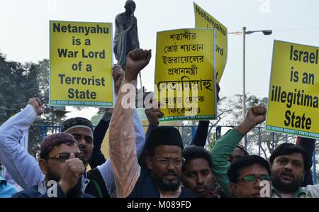 Kolkata, Inde. 18 janvier, 2018. 18-1-2018 Inde Kolkata tous les jeunes des minorités(Fedaration Organitation jeunes musulmans) à travers l'encre noire pour Israël le Premier Ministre Benjamin anyahu Net et U S'affiche pendant l'Trump Président protester contre Netanyahu visite officielle en Inde. Credit : Sandip Saha/Pacific Press/Alamy Live News Banque D'Images