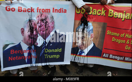 Kolkata, Inde. 18 janvier, 2018. 18-1-2018 Inde Kolkata tous les jeunes des minorités(Fedaration Organitation jeunes musulmans) à travers l'encre noire pour Israël le Premier Ministre Benjamin anyahu Net et U S'affiche pendant l'Trump Président protester contre Netanyahu visite officielle en Inde. Credit : Sandip Saha/Pacific Press/Alamy Live News Banque D'Images