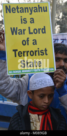 Kolkata, Inde. 18 janvier, 2018. 18-1-2018 Inde Kolkata tous les jeunes des minorités(Fedaration Organitation jeunes musulmans) à travers l'encre noire pour Israël le Premier Ministre Benjamin anyahu Net et U S'affiche pendant l'Trump Président protester contre Netanyahu visite officielle en Inde. Credit : Sandip Saha/Pacific Press/Alamy Live News Banque D'Images