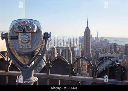 NEW YORK - 12 SEPTEMBRE : Jumelles sur Rockefeller Center avec l'Empire State Building et vue sur la ville en fin d'après-midi le 12 septembre 2016 à New Banque D'Images