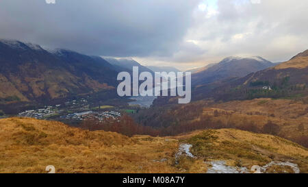 Vues de Kinlochleven dans les Highlands écossais en regardant vers l'pics Mamore. Banque D'Images