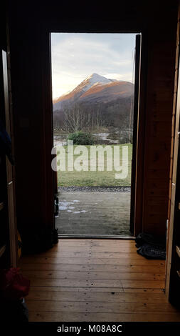 Vues de Kinlochleven dans les Highlands écossais en regardant vers l'pics Mamore. Banque D'Images