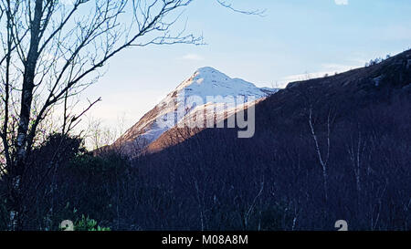 Vues de Kinlochleven dans les Highlands écossais en regardant vers l'pics Mamore. Banque D'Images