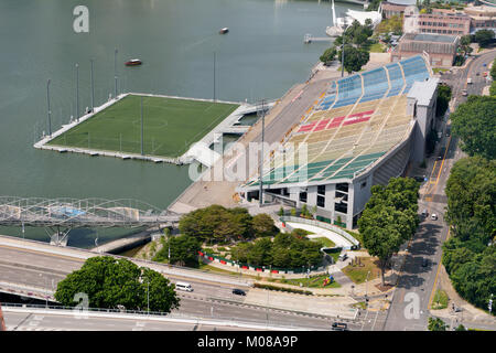 Singapour, Singapour - le 11 décembre 2017. Vue sur le flotteur à Marina Bay stadium et stade de Singapour, avec les édifices et la ville Banque D'Images