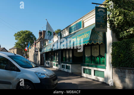 Cutler et Bayliss, Boucher et épicier vert dans la rue principale à travers Lechlade dans les Cotswolds, Gloucestershire, Royaume-Uni. Banque D'Images