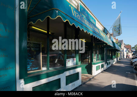 Cutler et Bayliss, Boucher et épicier vert dans la rue principale à travers Lechlade dans les Cotswolds, Gloucestershire, Royaume-Uni. Banque D'Images