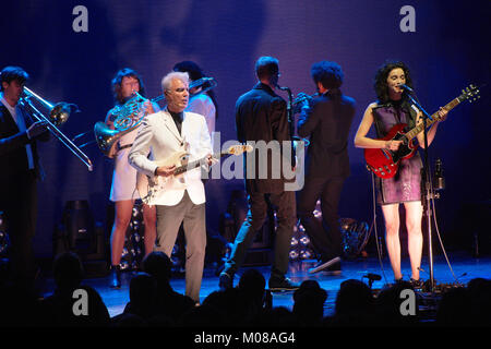 David Byrne et St Vincent effectuer au State Theatre de Minneapolis, septembre15, 2012. Crédit : Tony Nelson/Mediapunch Inc. Banque D'Images