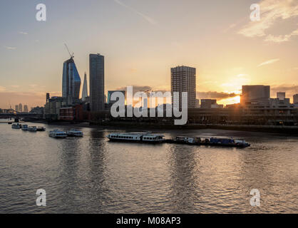 Vue sur la Tamise à Southwark, au lever du soleil, Londres, Angleterre, Royaume-Uni Banque D'Images